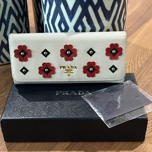 Prada Wallet with Box🌹